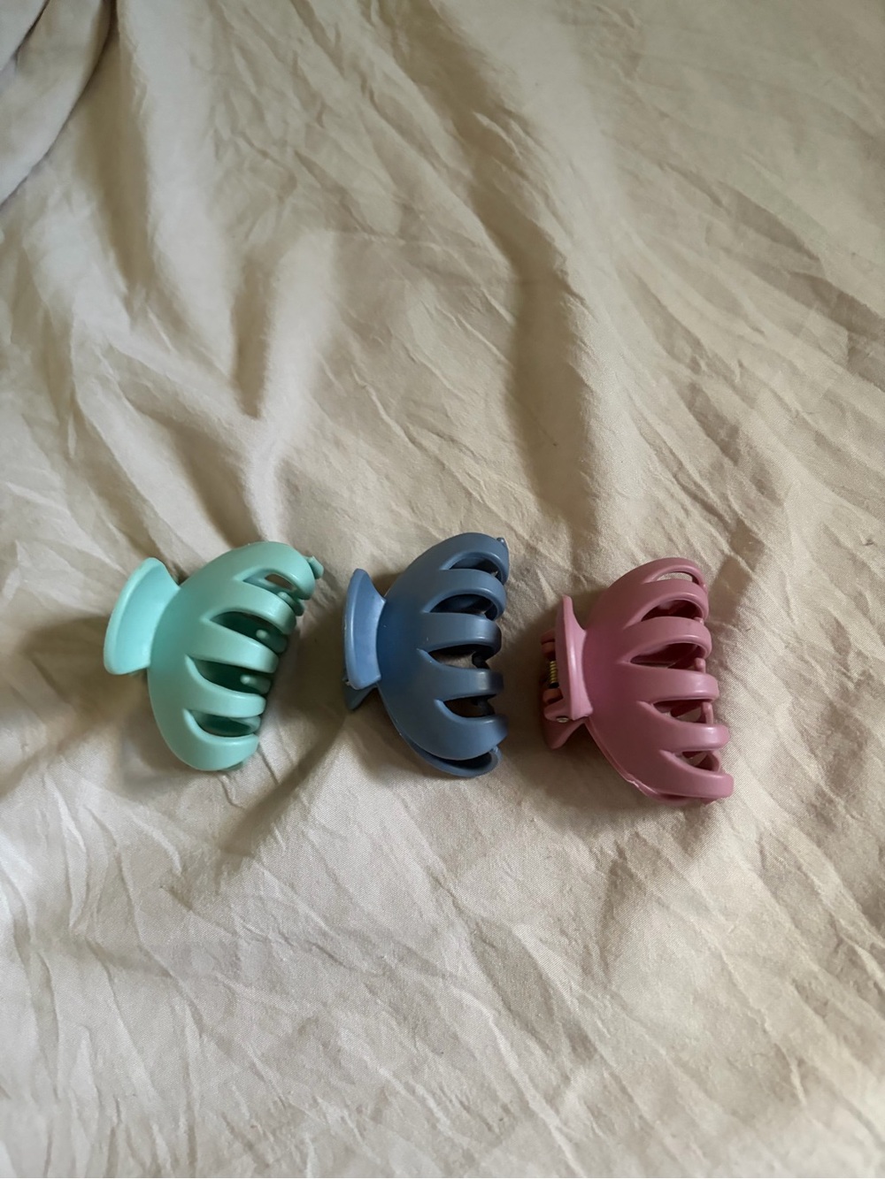 Amazon Kids Hair Claw Clips in Mint, Blue, Pink - 3 Pack